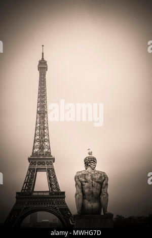 La torre Eiffel e l'Homme (l'uomo) della statua di artista Pierre traversa, Parigi, Ile de France, Francia, Europa Foto Stock