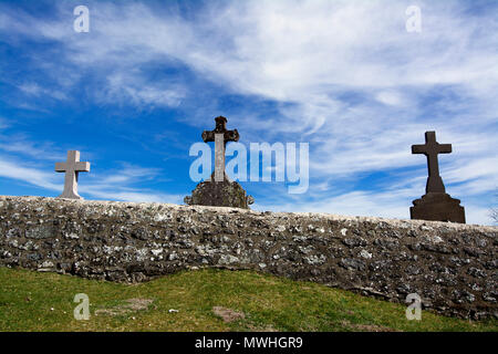 Il cimitero e pietre a croce in Auvergne. Francia Foto Stock