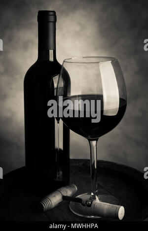 Red wine tasting - tono crema immagine di stile Foto Stock