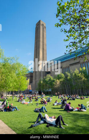Vista di persone sull'erba al di fuori della Tate Modern Museum sulla Southbank, London, England, Regno Unito Foto Stock