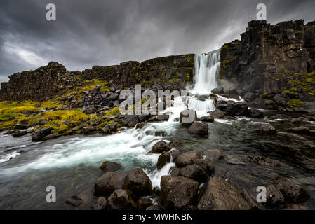 La prima delle innumerevoli cascate che abbiamo incontrato in Islanda Foto Stock