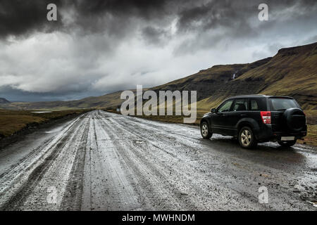 Una piccola strada poco dopo Reykjavik all'interno dell'Islanda Foto Stock