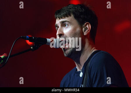 Liam Fray dei Courteeners (spesso solo Courteeners) live per esibirsi in un concerto al coperto. Courteeners live, Courteeners in concerto, Liam Fray cantante. Foto Stock