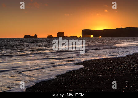 Tramonto spettacolare a Cap Dyrholaey, Sud dell'Islanda Foto Stock