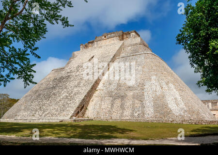 La piramide di una procedura guidata nell'antica città maya di Uxmal. Foto Stock