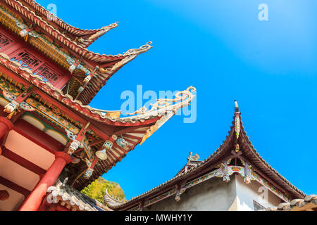 Il vecchio stile di gronda cinese sotto il cielo blu nel tempio di gli ziti,Ningde,Fujian,Cina Foto Stock