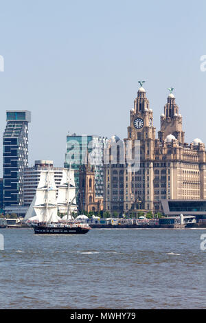 La Tall Ship Belem sul fiume Mersey durante le tre feste Tall Ships Regatta in Liverpool 2018. Foto Stock