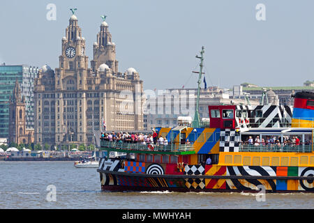 Un affollato Razzle Dazzle Snowdrop traghetto passa di fronte al Liver Building sul fiume Mersey 2018 Foto Stock