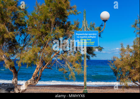 Si prega di mantenere le nostre spiagge pulite segno di avvertimento sulla spiaggia di Santorini in Grecia Foto Stock