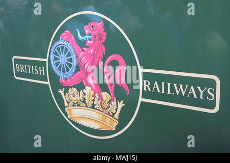 Close-up di British Railways logo sulla gara per il Flying Scotsman; Red Lion, argento ruota e corona araldica Foto Stock