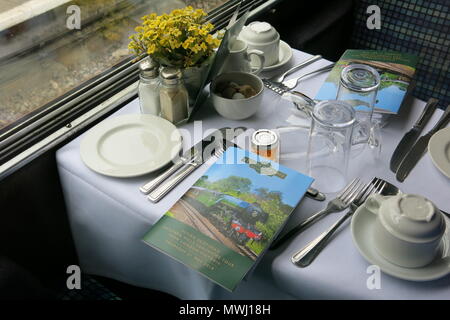 La tabella è prevista per un pranzo raffinato sull'iconico Flying Scotsman per il vapore-Tour di bolina del Chilterns azionato da vapore sogni su 31 Maggio 2018 Foto Stock