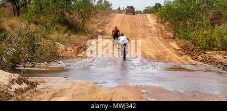 I ciclisti in sella a una fatbike e una mountain bike Escursioni in bicicletta attraverso il fiume che attraversa in Gibb Challenge 2018 sulla Gibb River Road WA Kimberley Australia Foto Stock