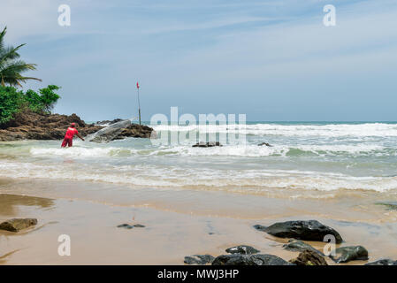 Itacare, Brasile - 7 Dicembre 2016: Pescatore presso la splendida natura presso la spiaggia di Itacarezinho Foto Stock