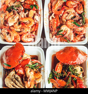 Preparate di fresco gamberi, calamari e gamberi. Mercato del Pesce di Kep, Cambogia. Foto Stock