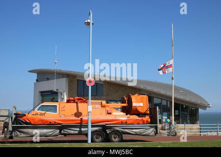 RNLI Griffon hovercraft Molly Rayneri sul rimorchio al di fuori di Hovercraft Regali da Stone Jetty di Morecambe Promenade, Blackpool, Lancashire, Inghilterra. Foto Stock