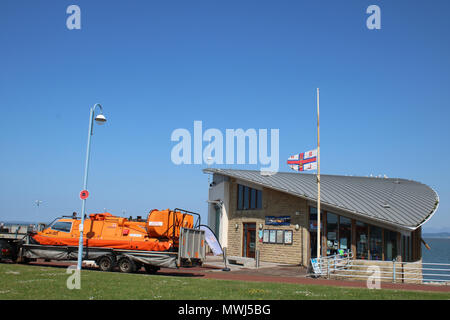 RNLI Griffon hovercraft Molly Rayneri sul rimorchio al di fuori di Hovercraft Regali da Stone Jetty di Morecambe Promenade, Blackpool, Lancashire, Inghilterra. Foto Stock
