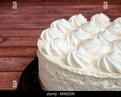 Luce deliziosa torta gelato con crema di rose. Foto Stock