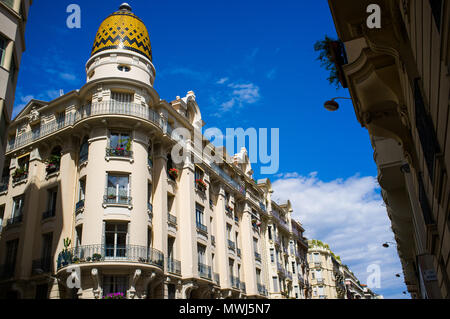 Edificio per uffici a Nizza con una bella cupola a mosaico. Cote D'Azur. Francia Foto Stock