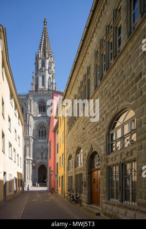 Konstanz, Münster, Blick aus der Katzgasse auf Westfassade und Turm. Rechts Haus 'Zur Katz', ehemaliges Haus der 'Zumpft zur Katz', erbaut 1424, Frühes Foto Stock