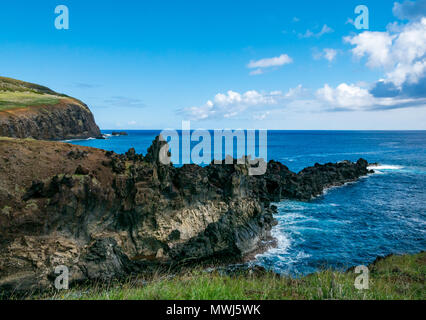 Scogliera sul mare e coste rocciose con lava eroso la roccia vulcanica, Ana Kai Tangata, Hanga Roa, Rapa Nui, Isola di Pasqua, Cile Foto Stock