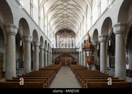 Konstanz, Münster, Innenraum, Blick nach Westen mit romanischen Säulen und spätgotischer Orgelempore Foto Stock