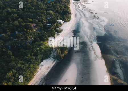 Vista aerea su una spiaggia in Siquijor Island, Filippine. Foto Stock
