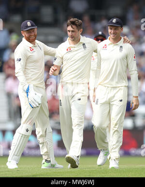 L'Inghilterra del Chris Woakes (centro) celebra tenendo il paletto di Il pakistan Hasan Ali durante il primo giorno della seconda prova Investec corrispondono a Headingley Carnegie, Leeds. Foto Stock