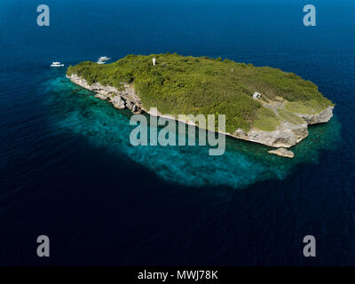 Pescador isola nella luce mornign vicino Moalboal, isola di Cebu, Filippine e della bella barriera corallina grande per le immersioni da fuco. Foto Stock