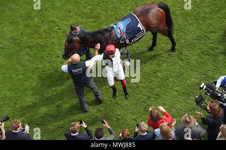 Jockey Frankie Dettori festeggia dopo aver vinto la Investec incoronazione Cup su Cracksman durante il signore giorno del 2018 Investec Derby Festival all ippodromo di Epsom Downs, Epsom. Foto Stock