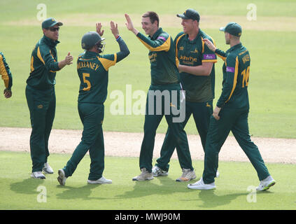 Nottinghamshire capitano Steven Mullaney (5) festeggia con Matthew Carter (terza a destra) dopo la cattura di fuori del Worcestershire Ben Cox durante un Royal London un giorno Cup Nord gruppo corrispondono a Trent Bridge, Nottingham. Foto Stock