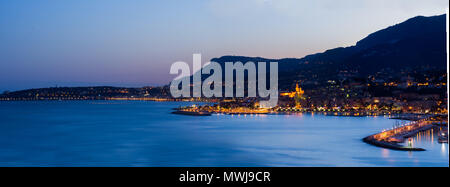 Alta risoluzione panorama di Mentone di notte, con il porto e Saint Michel Basilica illuminata,Menton,Francia Foto Stock