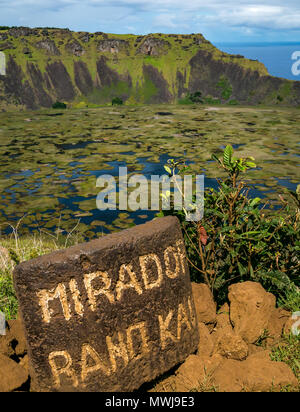 Punto di vista sul bordo craterico, Rano Kau vulcano estinto, con zona umida nel cratere, Isola di Pasqua, Rapa Nui, Cile Foto Stock