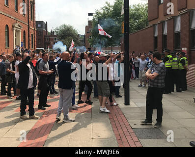 Manifestanti assemblare al di fuori di Leeds Crown Court nel tentativo di ottenere il rilascio di Tommy Robinson, ex leader della difesa inglese League (EDL). Foto Stock