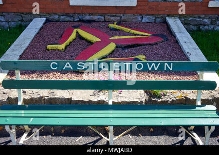 Sedile piattaforma e manx tre gambe logo a Castletown steam railway station Foto Stock