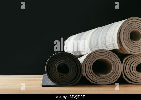 Laminati diversi Materassini da yoga sul piano portapaziente in legno Foto Stock