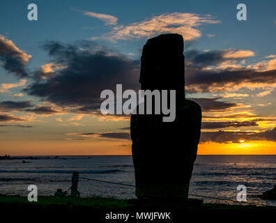 Drammatica colorato arancione tramonto a Tahai Moai, con pietra Moai figura silhouette, Hanga Roa, Isola di Pasqua, Rapa Nui, Cile Foto Stock