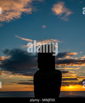 Drammatica colorato arancione tramonto a Tahai Moai, con pietra Moai figura silhouette, Hanga Roa, Isola di Pasqua, Rapa Nui, Cile Foto Stock