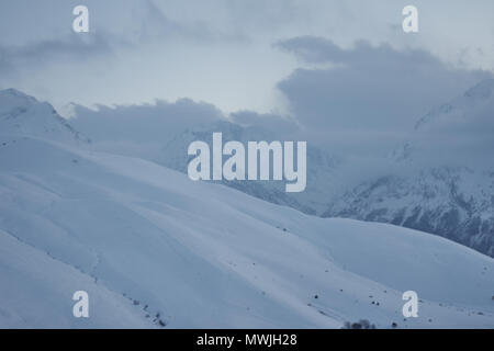 Sunset Over innevate montagne dei Pirenei Foto Stock