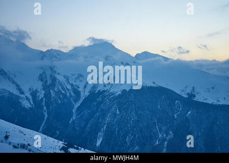 Sunset Over innevate montagne dei Pirenei Foto Stock