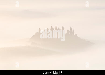 Nebbia di vorticazione nella valle sulla Val d'Orcia nel primo mattino alba, San Quirico d'Orcia, vicino a Pienza, Toscana, Italia nel mese di maggio Foto Stock