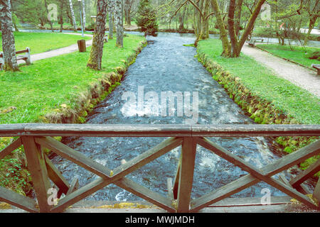 Inizio fiume Bosna al parco naturale di Vrelo Bosne vicino a Sarajevo, Bosnia ed Erzegovina. In stile vintage. Foto Stock