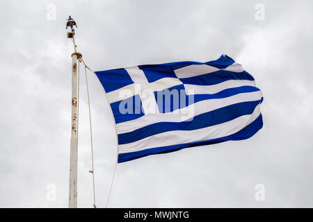 Atene, Grecia - Luglio 19, 2016: la bandiera greca sulla sommità dell'acropoli antica. Foto Stock