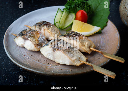 Spiedino Grigliato pesce saba con set di sale e servite in stile Giapponese saba shio yaki. Foto Stock