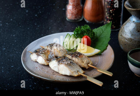 Spiedino Grigliato pesce saba con set di sale e servite in stile Giapponese saba shio yaki. Foto Stock