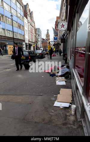 Londra, Regno Unito, 18 Aprile 2018: un senzatetto uomo dorme sul marciapiede nel centro di Londra. Il fenomeno dei senzatetto è considerato un importante e crescente Foto Stock