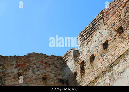 Il vecchio muro di castello e il cielo Foto Stock