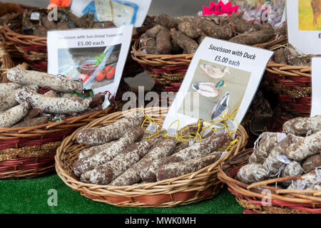 Il francese salatura a secco la salsiccia. Artigianale di salsiccia con anatra su uno stallo ad un festival di cibo. Oxfordshire, Inghilterra Foto Stock