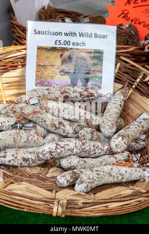 Il francese cinghiale salatura a secco la salsiccia. Artigianale di salsiccia di cinghiale su uno stallo ad un festival di cibo. Oxfordshire, Inghilterra Foto Stock