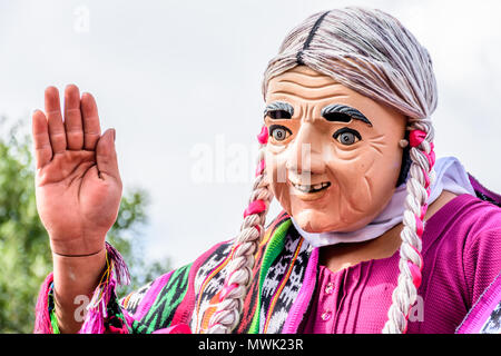 Cuidad Vieja,, Guatemala - 7 Dicembre 2017: locale nel tradizionale maschera di folk in parata celebrando la Nostra Signora dell Immacolata Concezione giorno Foto Stock