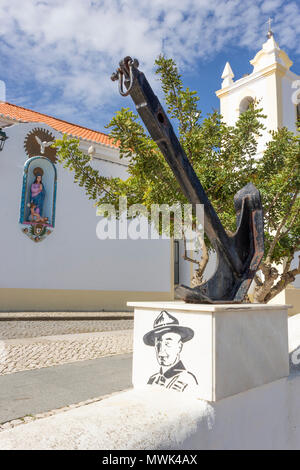 Ferragudo, lagoa, algarve, portogallo. Un monumento commemorativo dedicato a Lord Baden Powell che si trova di fronte alla facciata nord della Igreja de Nossa Senhora da Conceição nel villaggio di pescatori di Ferragudo. Lieutenant-General Robert Stephenson Smyth Lord Baden-Powell, Primo Barone Baden-Powell, 1857 - 1941). Ufficiale dell'esercito britannico, scrittore, fondatore e primo Capo Scout del Boy Scout Association e fondatore della ragazza Guide. Foto Stock